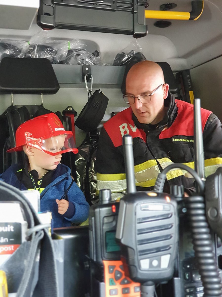 berryduin's tweet photo. Vandaag hebben we de zieke Hedzer en zijn familie een onvergetelijke dag bezorgd samen met @POL_Leeuwarden @kijlstra @brandweerlwd @MakeAWishNL https://t.co/hkacvipQvq