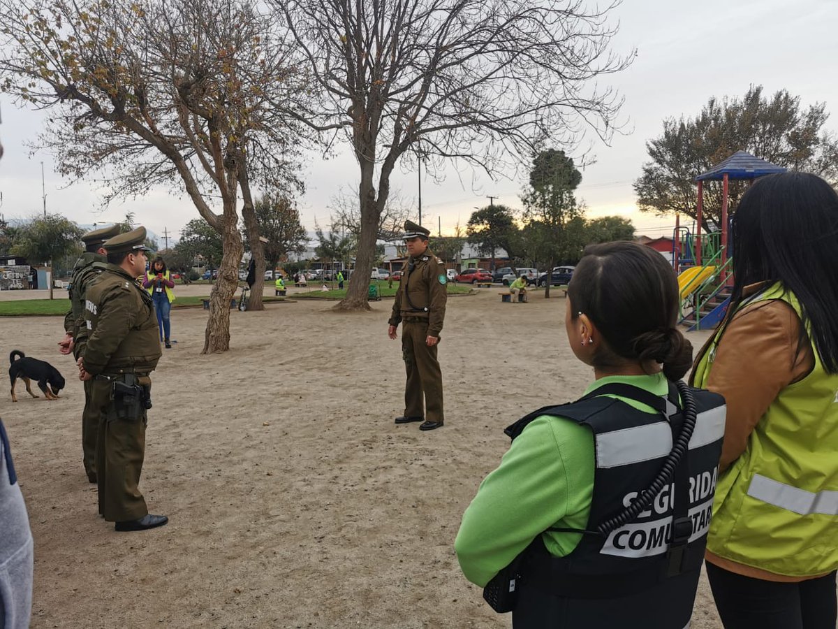 CarabPOccidente's tweet photo. #Renca, #LoPrado,#Pudahuel, Carabineros de la Pref.Occidente, se despliegan, conjuntamente con las direcciones de seguridad de los municipios,para efectuar patrullajes y controles preventivos en las comunas y evitar delitos.
#OrdenyPatria #LaPrevenciónEsNuestraEsencia https://t.co/ORKHQT5far
