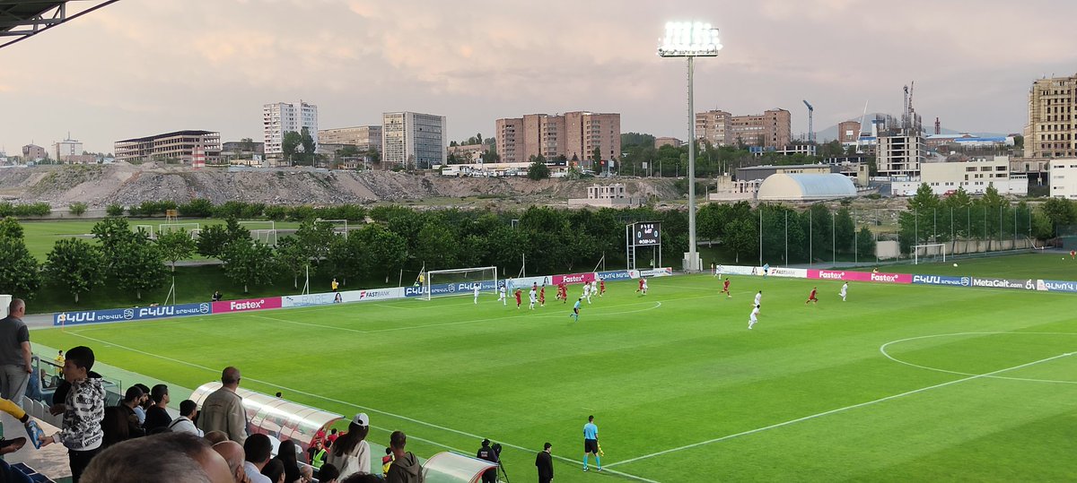 PuckJansen1954's tweet image. Op de terugweg in Yerevan nog ff #FCBKMA - #PuynikFC meegepakt. Op het einde van de wedstrijd werd het nog ff hectisch. Ondanks de bijna 20 minuten blessuretijd bleef #Pyunik op 1-1 steken. Hierdoor kan #UrartuFC morgen weer twee punten verder uitlopen.