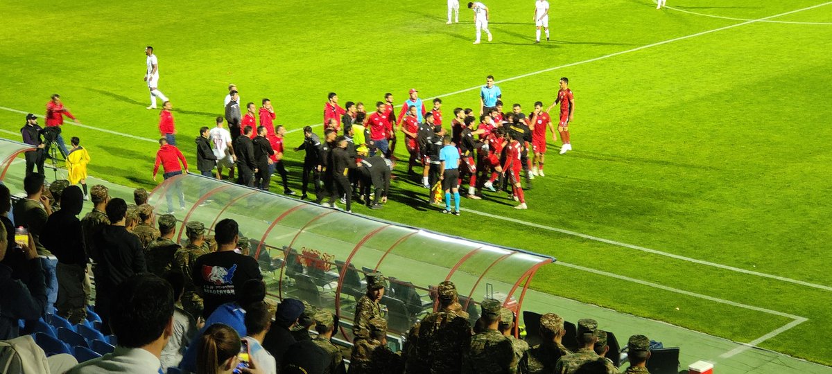 PuckJansen1954's tweet image. Op de terugweg in Yerevan nog ff #FCBKMA - #PuynikFC meegepakt. Op het einde van de wedstrijd werd het nog ff hectisch. Ondanks de bijna 20 minuten blessuretijd bleef #Pyunik op 1-1 steken. Hierdoor kan #UrartuFC morgen weer twee punten verder uitlopen.