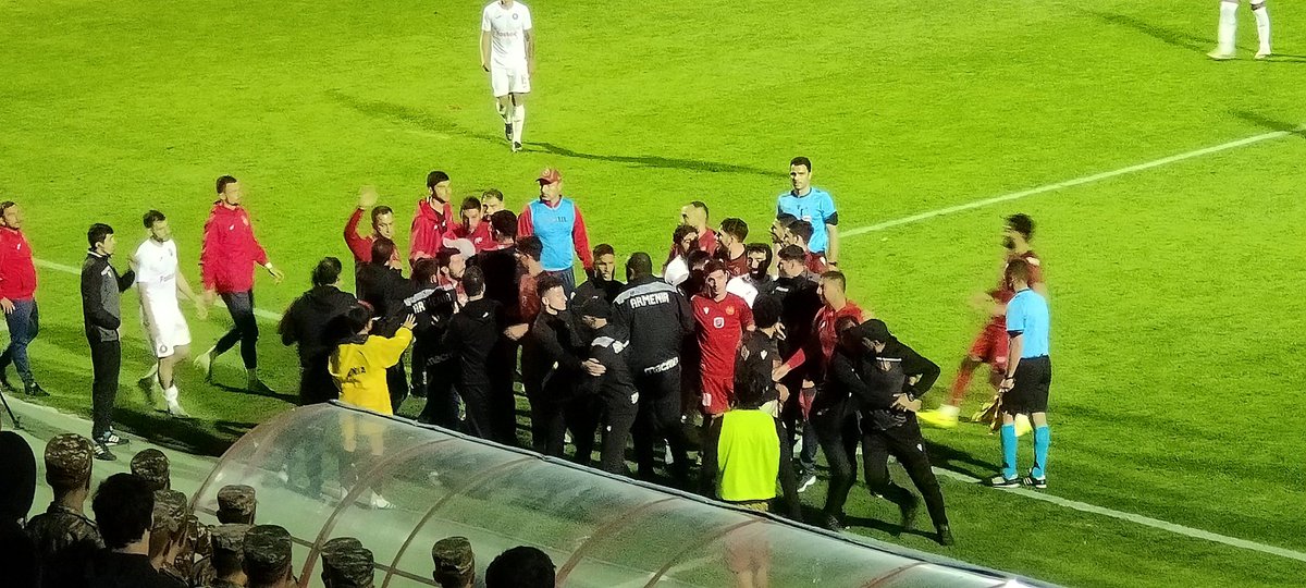 PuckJansen1954's tweet image. Op de terugweg in Yerevan nog ff #FCBKMA - #PuynikFC meegepakt. Op het einde van de wedstrijd werd het nog ff hectisch. Ondanks de bijna 20 minuten blessuretijd bleef #Pyunik op 1-1 steken. Hierdoor kan #UrartuFC morgen weer twee punten verder uitlopen.