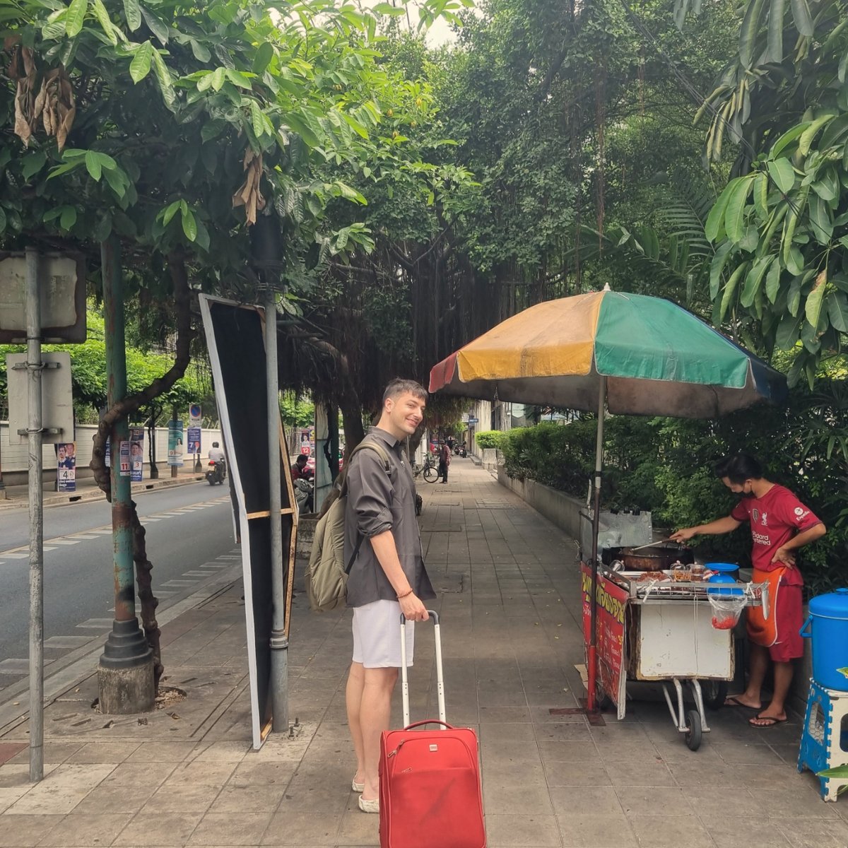 Junalekorea's tweet photo. ¨¨Venga, cariño.
Stop taking a photo
Toy sudando!!!!!¨¨
. 
#thailand https://t.co/Wh789pROKu