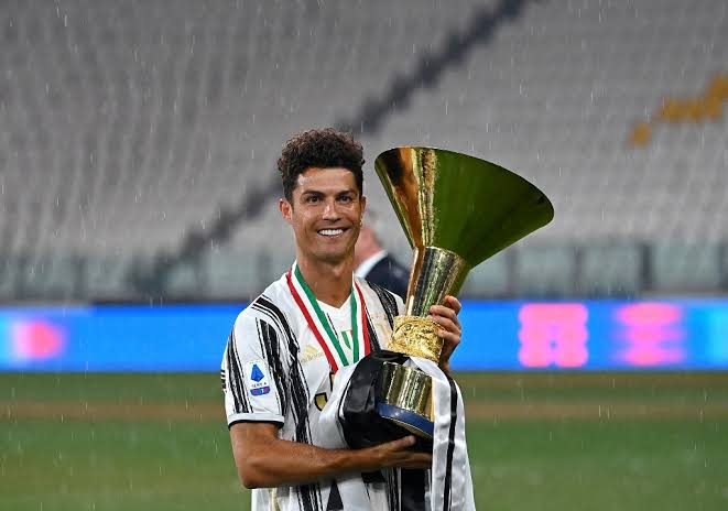 burbas7's tweet photo. @La_Pelota_19 @arielipillo Que raro que no más puedan presumir premios a votación.🤣 Ya todos sabemos por qué🤣🤣🤣🤣🤣🤣 sigue mamando balones de oro mientras hace 6 goles en liga y lo violan en champions https://t.co/Sxk7qSey7s