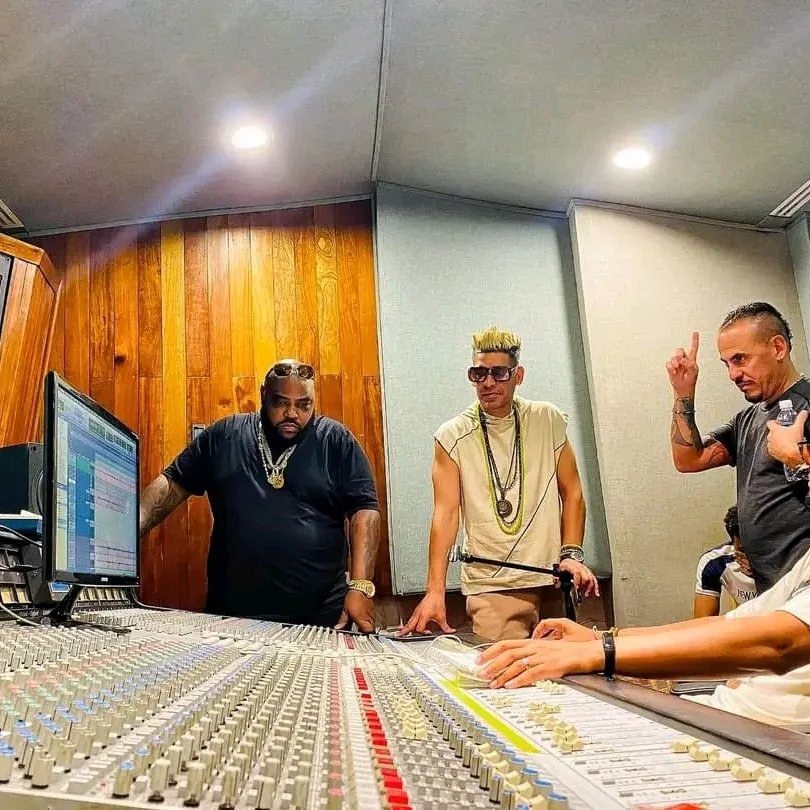 prod_abdala's tweet photo. 📌 Un poco más de nuestros archivos 📸 grandes figuras 🎙🎵 que han visitado y grabado en nuestros estudios #ProduccionesAbdala

#AlexanderAbreu
#ElNoro
#IsaacNicola
#Fer #Mana
#ElitoReve
#PupyPedroso
#AlpidioAlonso
#YanelaBrooks
#MabelMuñiz

#AbdalaEn25
#HazQueTuMusicaSuene https://t.co/uIMQnJJmL3