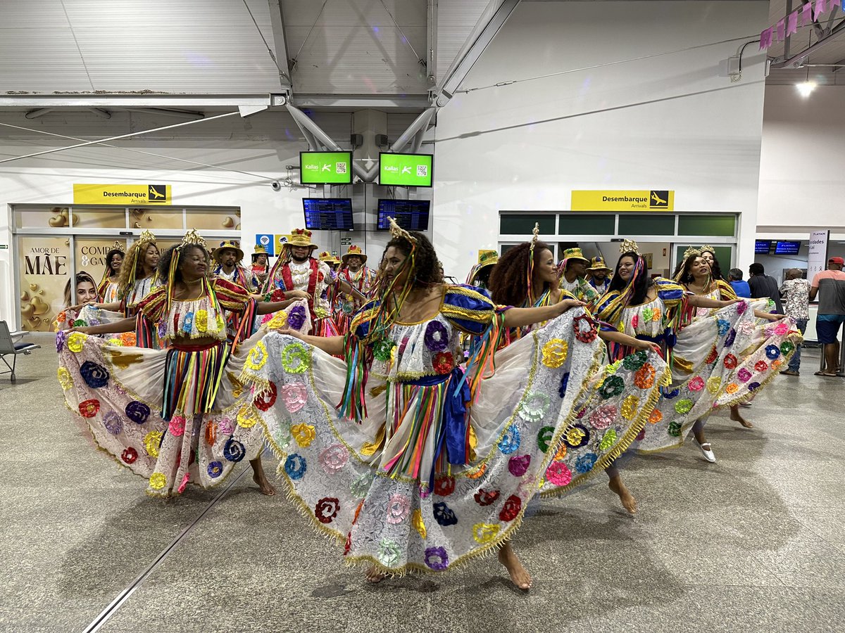 MAdeEncantos's tweet photo. Hoje, tivemos ação de Boas Vindas para os turistas no nosso Aeroporto Internacional Marechal Cunha Machado! ✈️🤗👏👏
Uma ação fundamental para receber os nossos turistas com o melhor da nossa cultura e eles já aquecerem o coração com a nossa hospitalidade e receptividade!🤗😍🤩 https://t.co/gHKqIaoiHX