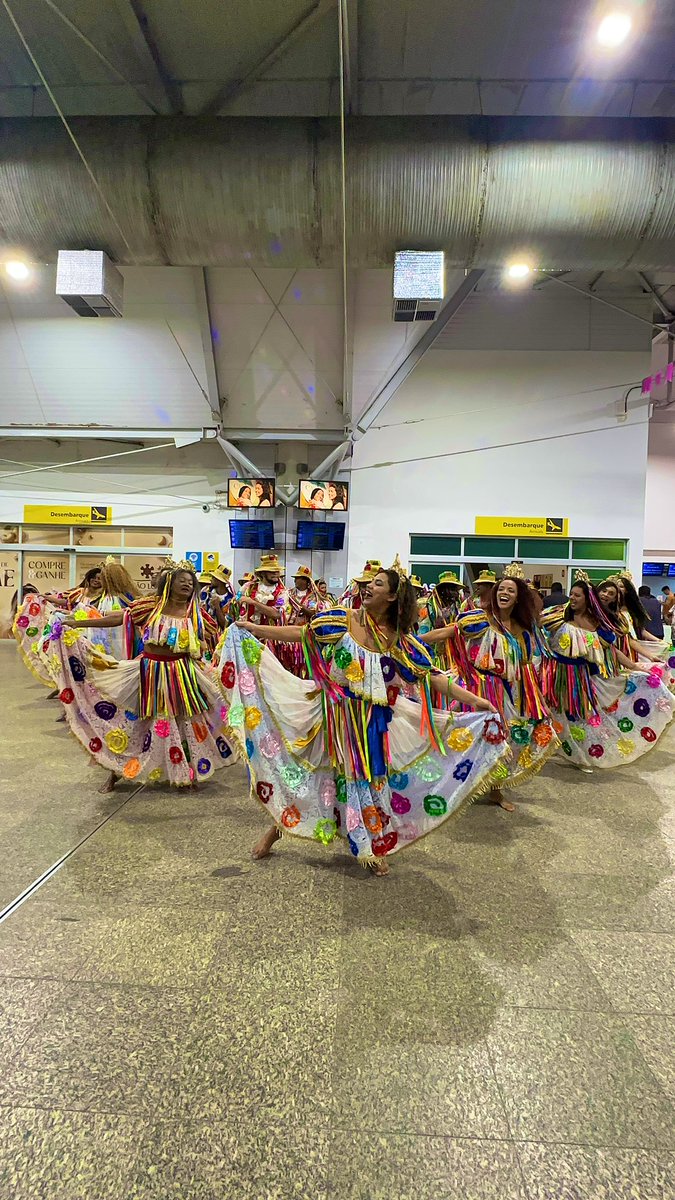 MAdeEncantos's tweet photo. Hoje, tivemos ação de Boas Vindas para os turistas no nosso Aeroporto Internacional Marechal Cunha Machado! ✈️🤗👏👏
Uma ação fundamental para receber os nossos turistas com o melhor da nossa cultura e eles já aquecerem o coração com a nossa hospitalidade e receptividade!🤗😍🤩 https://t.co/gHKqIaoiHX
