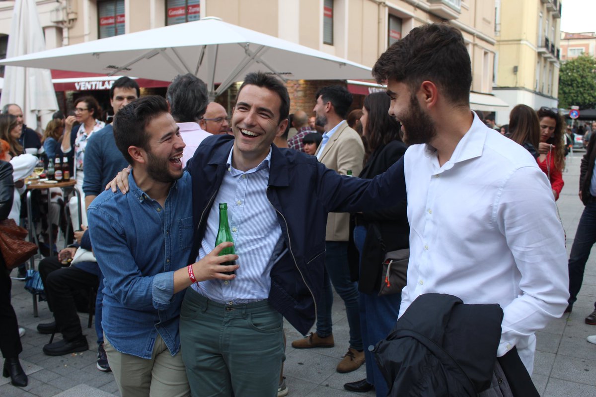pedro_casares's tweet photo. Cierre de campaña en #Santander con @fergodani y @Pablo_Zuloaga.

Si queremos escribir un futuro de progreso, bienestar, justicia social e igualdad para nuestra ciudad y nuestra tierra solo el domingo 28 de mayo, hay que votar al @PSOECantabria y al @psoesantander.

#VotaPSOE🌹 https://t.co/BreHySovFD