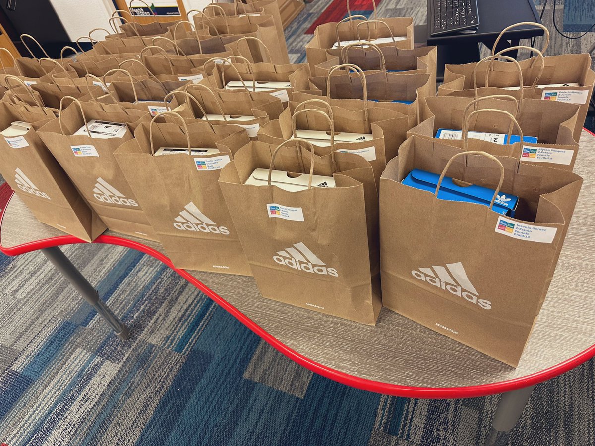 Tammy_Luv1's tweet photo. Thank you EP Kicks for your awesome donation to Red Sands. Our students will be kicking off the summer in style. Our Cowboy hearts are so Thankful!! @Mrs_JSuarez @RSEcowboys 👟❤️ https://t.co/oNbt3AzxVA