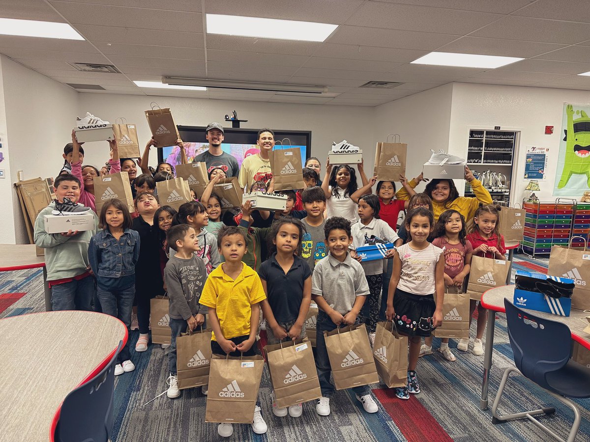 Tammy_Luv1's tweet photo. Thank you EP Kicks for your awesome donation to Red Sands. Our students will be kicking off the summer in style. Our Cowboy hearts are so Thankful!! @Mrs_JSuarez @RSEcowboys 👟❤️ https://t.co/oNbt3AzxVA