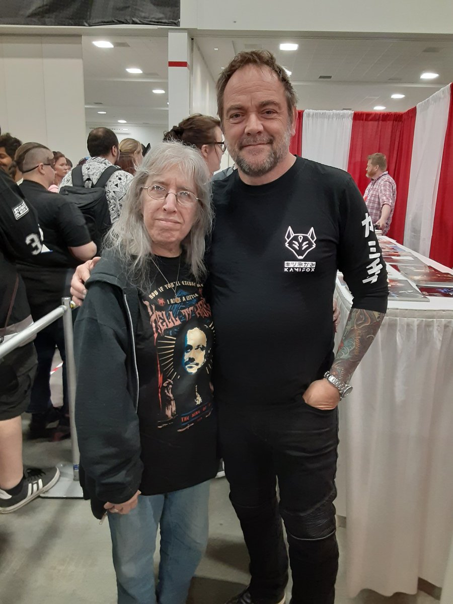 This STILL doesn't seem real. Nobody wake me up.
Never thought this would happen, meeting the great @Mark_Sheppard at the @MotCityComicCon last Saturday.

He's absolutely a sweetheart. Definitely was worth the wait.❤️

#MarkSheppard #MC3 #SPNFamily