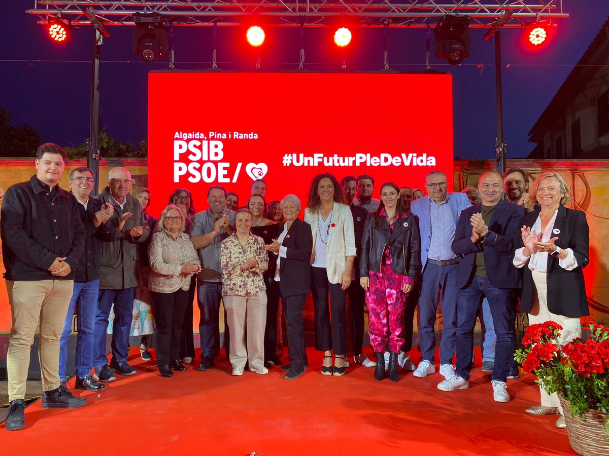 CatalinaClader1's tweet photo. El meu darrer acte electoral de la campanya 28M ha estat a Algaida. 32 anys de batles i batlesses socialistes ens contemplen. Xisco, Jaume, Xesc, Maria Antònia... Aquest diumenge na @fullana_marga en serà la propera. 
A per totes! 

#PerAlgaida
#PertuPerMallorca 
#VotaPSIBPSOE https://t.co/p9i2Z1xQPZ