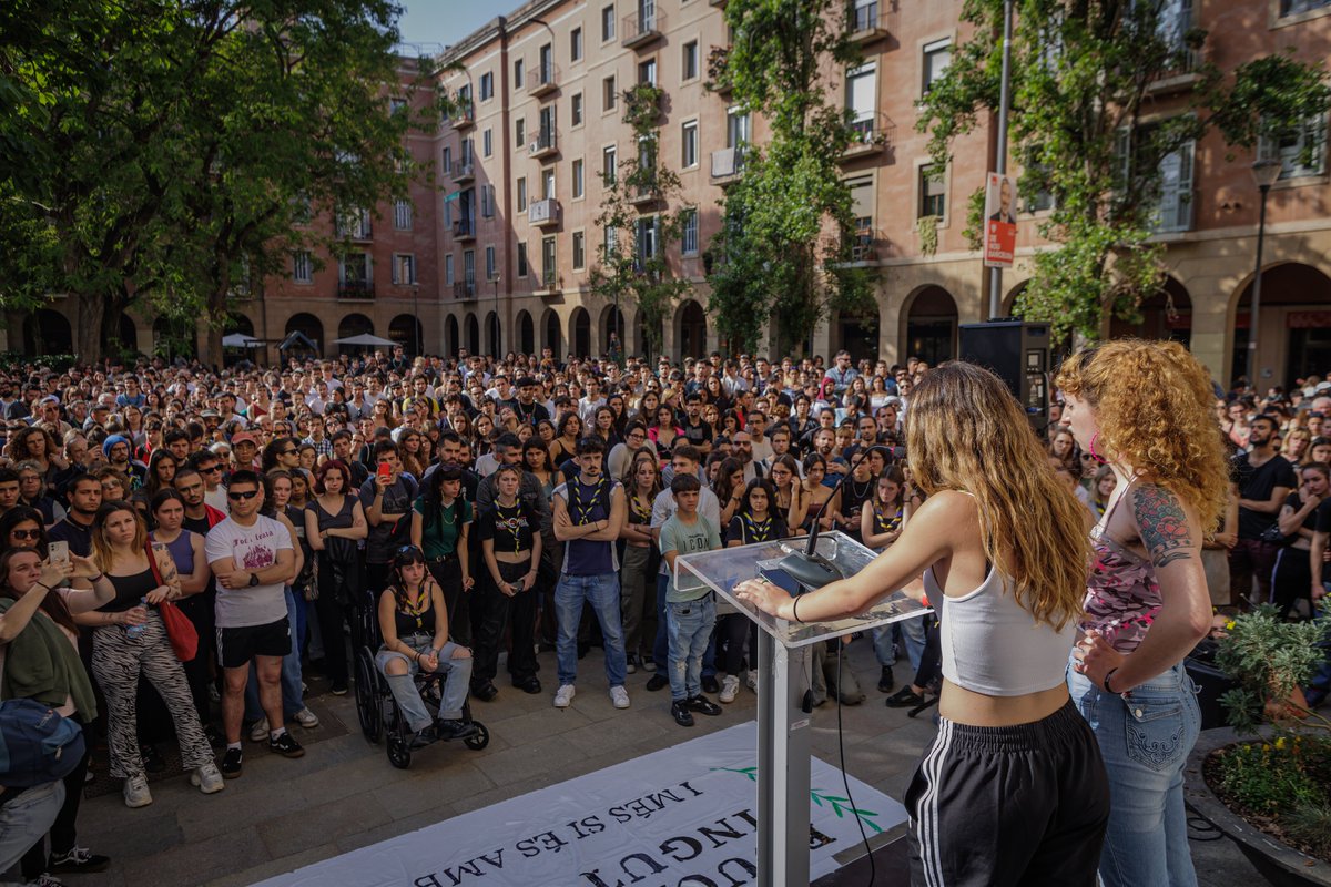 lalertacanal's tweet photo. 🔴 Suport massiu a l’Esplai del Pi per denunciar un “muntatge policial” arran dels fets del dissabte 20 de maig.

Per @lauraluquem i @davidmelero__.

Llegeix la peça sencera:
🌐 https://t.co/gFIqHiVYS7 https://t.co/4IF269Iw6d