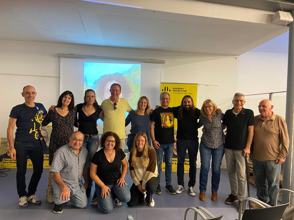 Torrelles_ERC's tweet photo. Acte final de campanya! 
Un gran equip treballant fins a últim moment per canviar les coses a Torrelles. Moltes gràcies a totes i tots els que ens heu acompanyat i donat suport, i a tothom qui ens ha obert la porta i valorat les nostres propostes.
Si voleu un canvi #VOTAERC https://t.co/XDKyrBwlpO