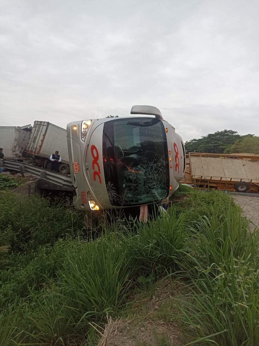 trailerosypocas's tweet image. Mucha precaución colegancia 
#ULTIMAHORA 🚨 Fuerte accidente de autobús OCC contra dos tráilers en la autopista #Cosoleacaque - #LaTinaja, a la altura del km 42. Rescatistas se encuentran auxiliando a los heridos, hay una persona fallecida