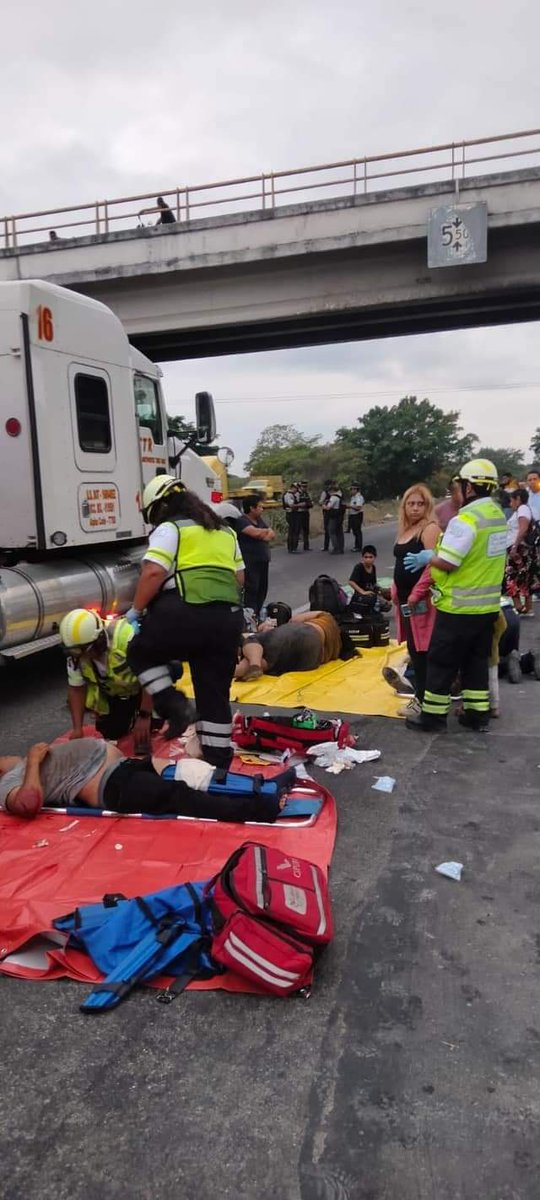trailerosypocas's tweet image. Mucha precaución colegancia 
#ULTIMAHORA 🚨 Fuerte accidente de autobús OCC contra dos tráilers en la autopista #Cosoleacaque - #LaTinaja, a la altura del km 42. Rescatistas se encuentran auxiliando a los heridos, hay una persona fallecida