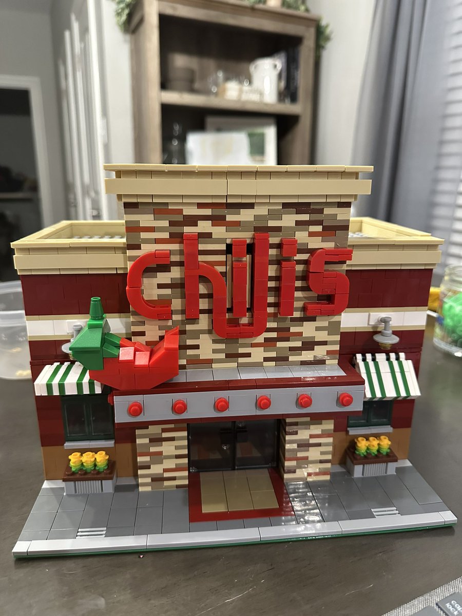 hayley_herbert6's tweet photo. Got to build my own little @Chilis https://t.co/I1j3kLnsXb