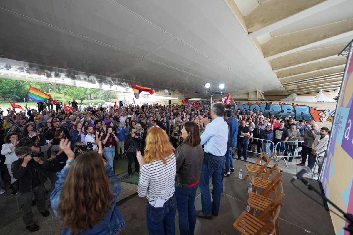 Hector_Illueca_'s tweet photo. #Valencia. Emotividad y calor humano. Compartimos la alegría de vivir y la voluntad de dejar a nuestros hijos un mundo liberado de la opresión y el expolio. Vibrando con @PabloIglesias, @pilar_lima, @RosaPerezGarijo y toda la gente que nos acompaña en este día de esperanza 💜✊️ https://t.co/YzF3Odz8eQ