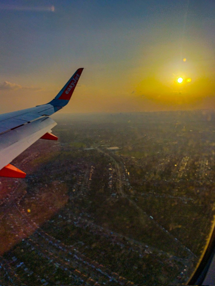 #WingFriday Sunset arrival into @bhx_official with @easyJet after a Fab Spotting trip in Geneva ✈️🌞 #Avgeek #AviationPhoto #easyJetTravel #Easyjet #A320