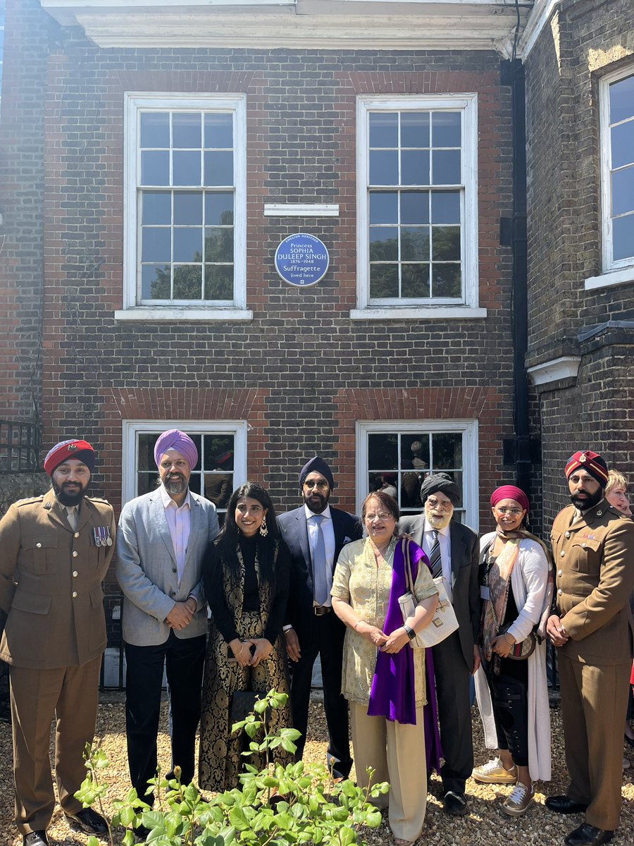 Amazing honour to unveil the heritage blue Plaque to @sophiaduleepsingh at @Hamptoncourt