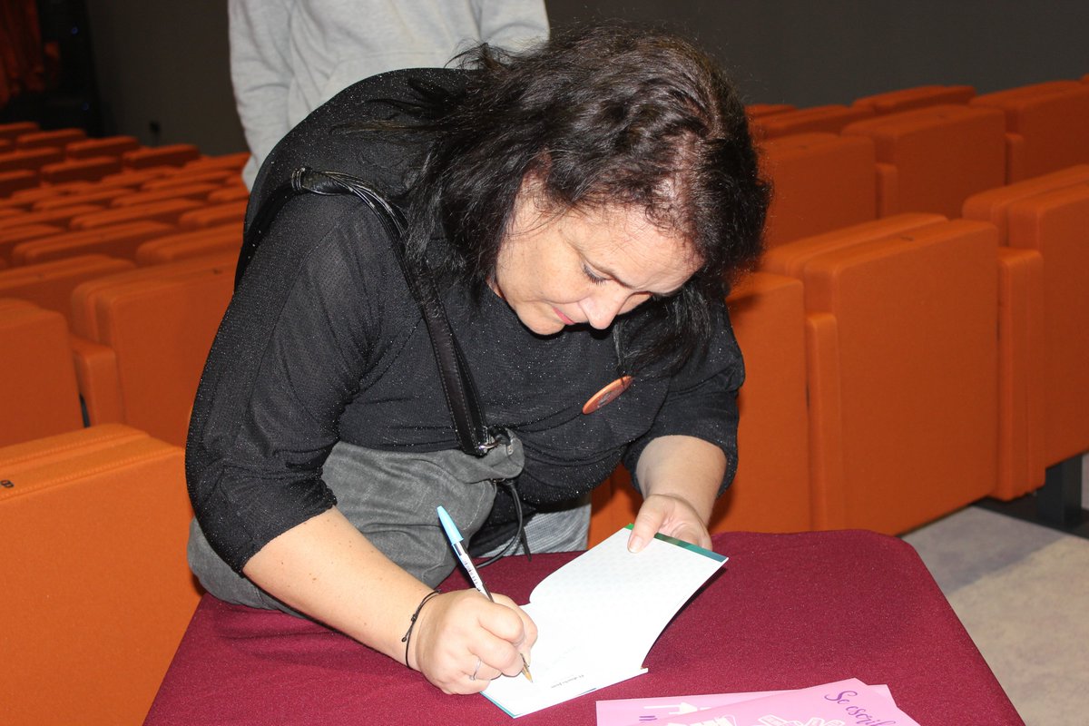 Con la complicidad de un grupo de niños, Kel Encabo Gil ha presentado esta tarde su primera incursión en la literatura infantil en forma de dos cuentos: 'El abuelo Juan' y 'La princesa Tiritas', dos relatos que promueven un sinfín de valores para los lectores de cero a 100 años