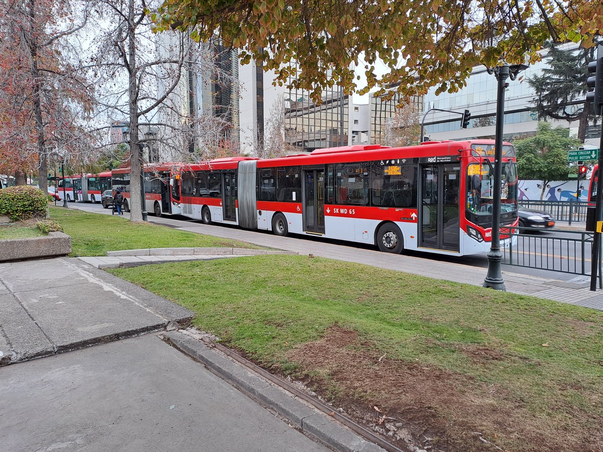 Pitoqv's tweet photo. @Transantiago @MuniVitacura Todos los días en vitacura con manquehue se usa la entrada de nuestro edificio como estacionamiento de micros en tránsito, ruidos molestos, chóferes usan espacios comunes como baños y constante congestión. Varios reclamos de vecinos sin respuesta. @MuniVitacura @Transantiago https://t.co/fvGdruU39q