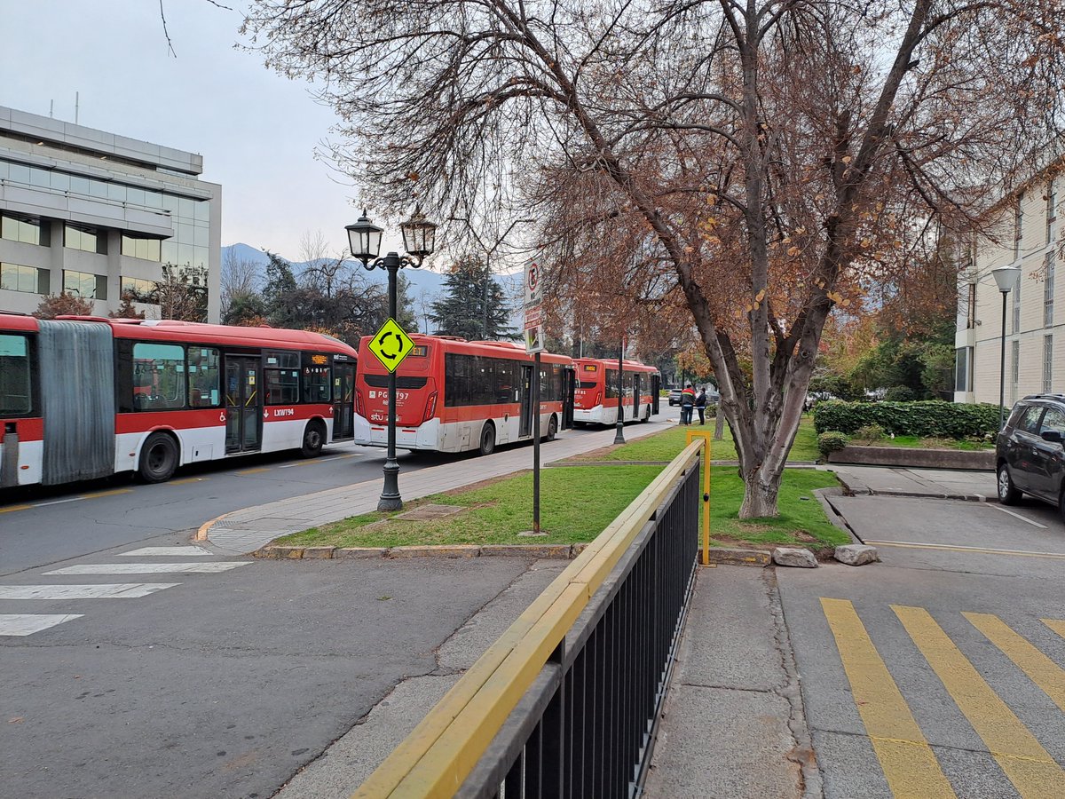 Pitoqv's tweet photo. @Transantiago @MuniVitacura Todos los días en vitacura con manquehue se usa la entrada de nuestro edificio como estacionamiento de micros en tránsito, ruidos molestos, chóferes usan espacios comunes como baños y constante congestión. Varios reclamos de vecinos sin respuesta. @MuniVitacura @Transantiago https://t.co/fvGdruU39q