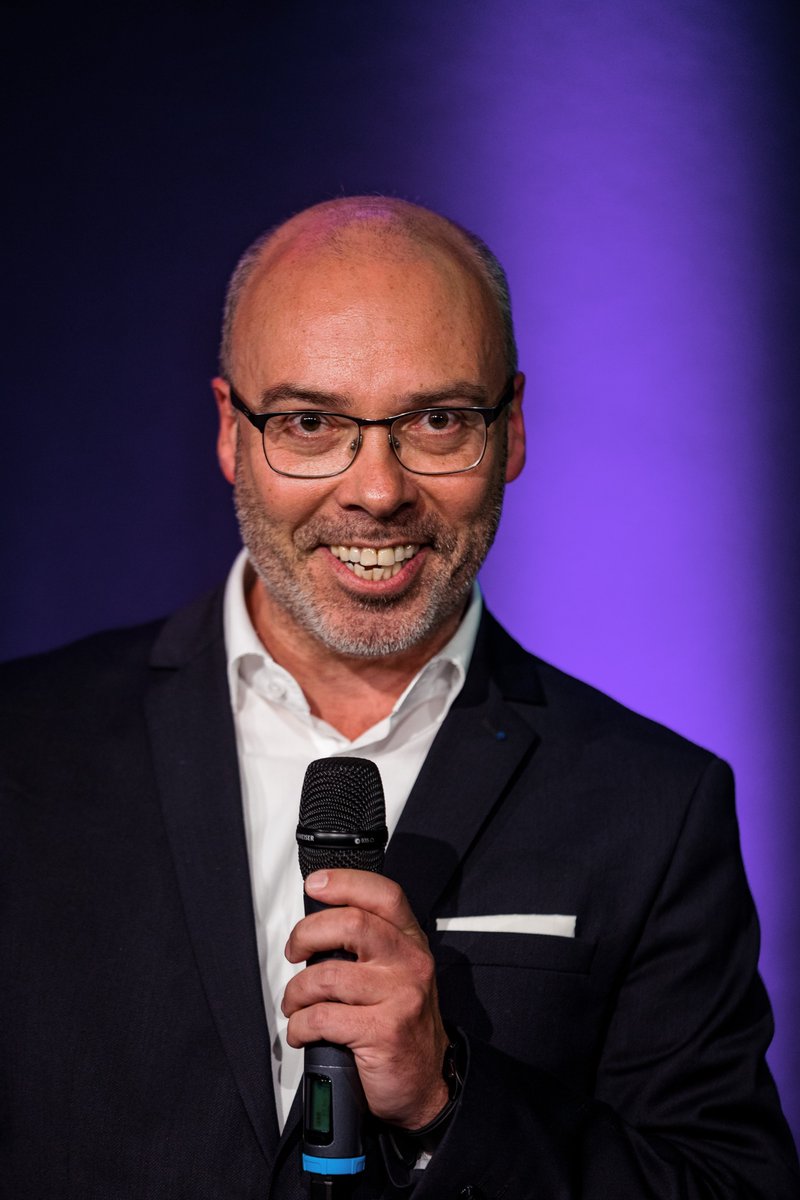 Wie verrückt ist das denn....❓️❓️

Vier Menschen stehen auf der Bühne, in der Regel Menschen, welche sich untereinander nicht kennen😆

Die Aufgabe: 3 Minuten Vortrag halten und möglichst viele Teilnehmer als Zuhörer gewinnen....