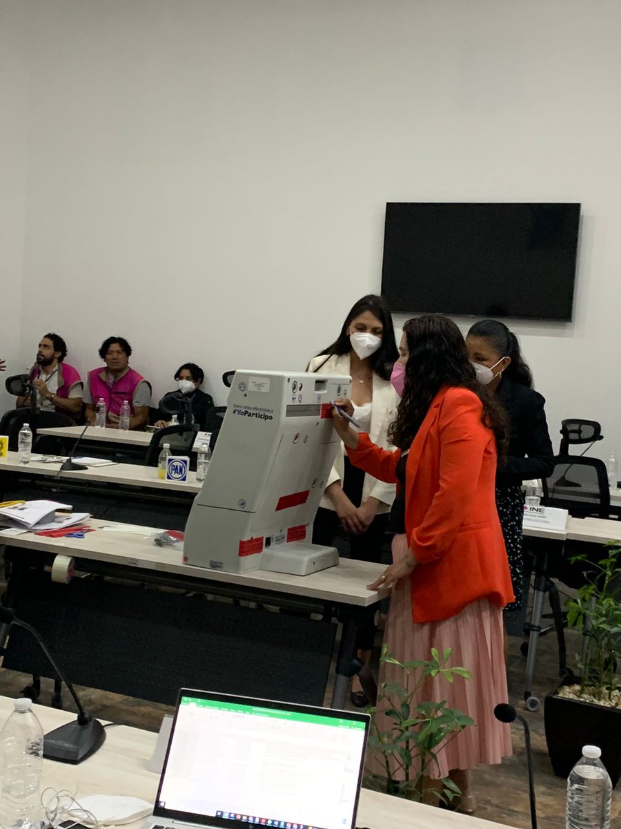 INEedomex's tweet photo. Sesión ordinaria del #27CD del #INE en el Estado de México, durante el desahogo de la sesión se llevaron a cabo la validación, configuración y demostración del funcionamiento de las urnas electrónicas que serán utilizadas el día 4 de junio en la sección electoral 2531 https://t.co/Gl5STj8iYn
