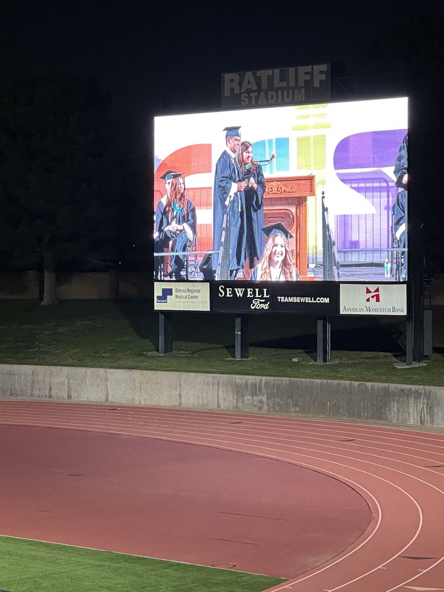 Hey dad, we did it!🎓🤍