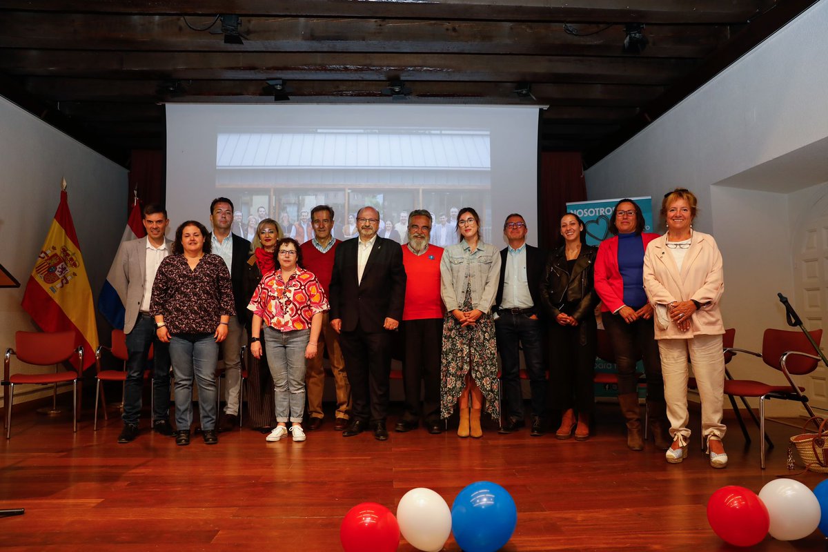 Buenas noches a todos. 
Finalizamos una campaña espectacular, de intercambio de opiniones y propuestas en positivo. 
Este domingo comienza el futuro. 
Nos vemos en las urnas

#UnEquipoParaTodos 💪 #SanLorenzodeElEscorial