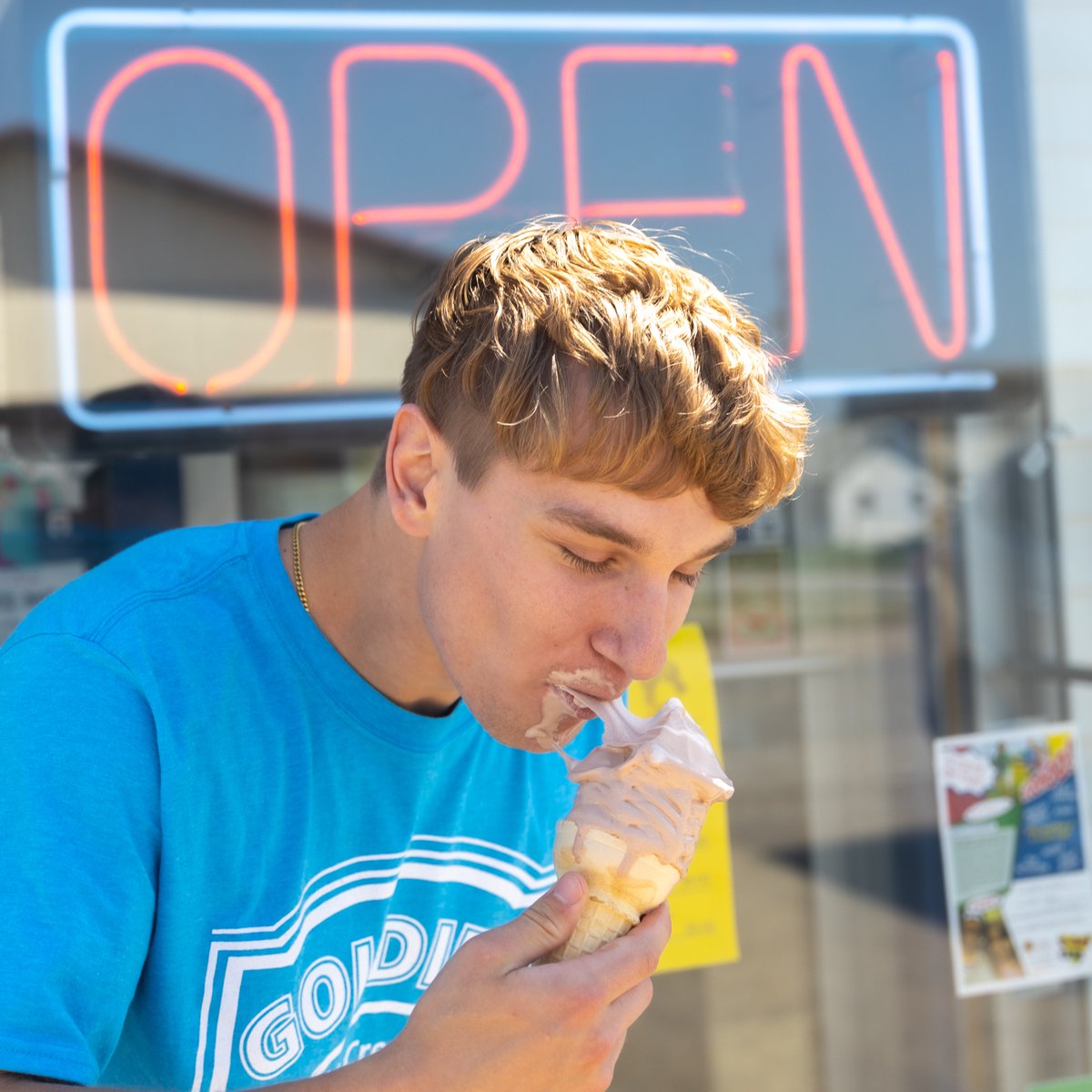 GoldiesIceCream's tweet photo. When she says she wants to go get fro yo
.
.
.
Red Flag.🚩🚩🚩 https://t.co/4OAxYFWi1r