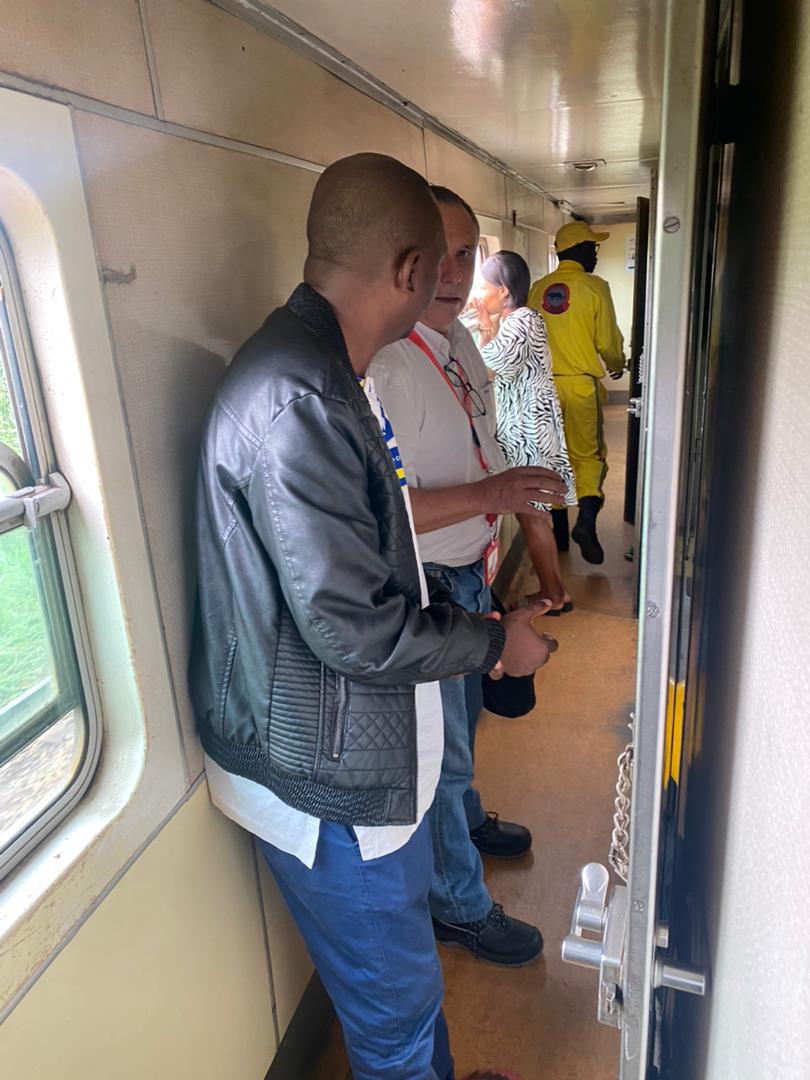 MessiBala5's tweet photo. Mon voisin de couchette, le DG de #CAMRAIL. Je lui ai redit tout mon mécontentement du traitement que ses collaborateurs de Ngaoundéré infligent aux confrères journalistes qui voyagent en wagon-lit. On refuse de nous ouvrir les espaces dédiés alors que cela se fait pour d'autres. https://t.co/1IVHNnMQQZ