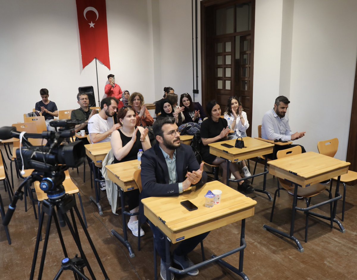 BUUFelsefe's tweet photo. Mudanya | Felsefe Buluşmaları 💜

Prof. Dr. A. Kadir Çüçen ile Dr. Öğr. Üyesi Mehmet Fatih Elmas’ın düzenlediği ve Yasin Ceylan’ın katılımı ile gerçekleştirdiğimiz  “Türkiye’yi Tanımak” etkinliğine bölümümüz ve topluluğumuz olarak katılım sağladık.🙆‍♀️ https://t.co/TvZ63YBEMW