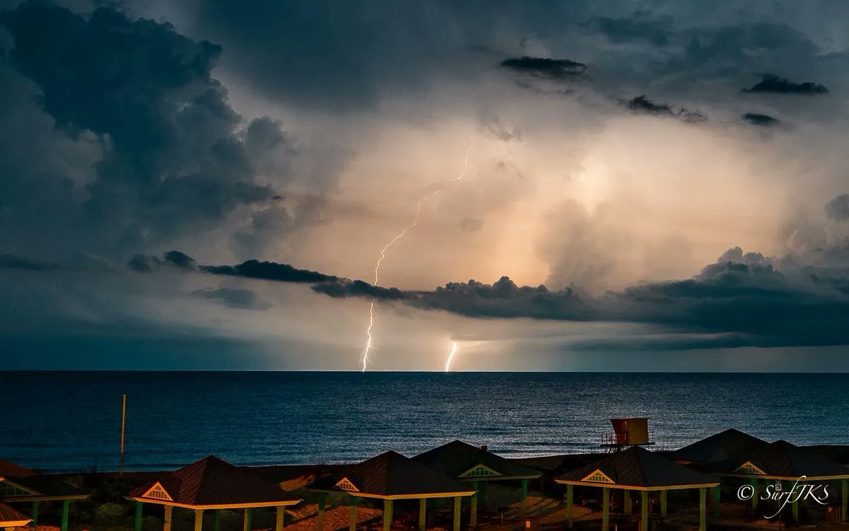 #Lightning show at Pensacola Beach, #Florida by Justin Saxton ⚡ Follow @xwxclub for more #storms from around the world 

#flwx #wxtwitter
