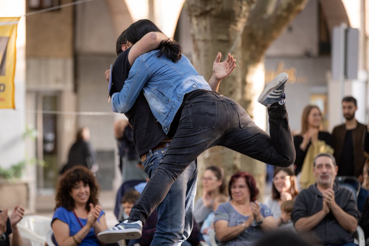HiginiaRoig's tweet photo. Perquè cada vida compta, cada vot contra l'extrema dreta suma i multiplica. Als i les qui dubteu, només demanar que formeu part del mur humà i del dic de contenció democràtica antifeixista.  Cada dia. I el #28M amb un vot -el que considereu. Un, com sempre, @cupnacional https://t.co/r3d2swhHE8