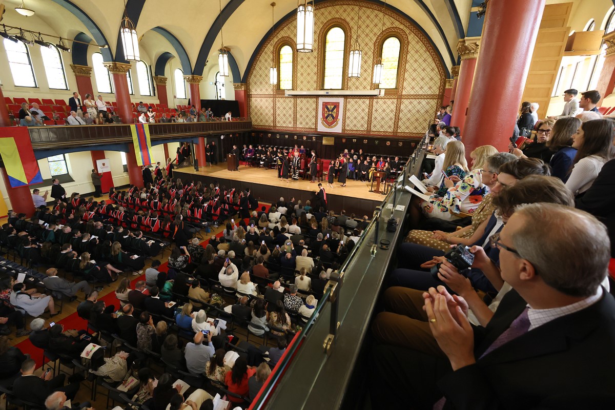 The first ceremony of Spring Convocation is in the books. Congratulations to all graduates as well as honorary degree recipients Elizabeth Eisenhauer and Natan Obed. A beautiful day for a wonderful event. #QGrad23 #ChaGheill #queensu queensu.ca/gazette/storie…