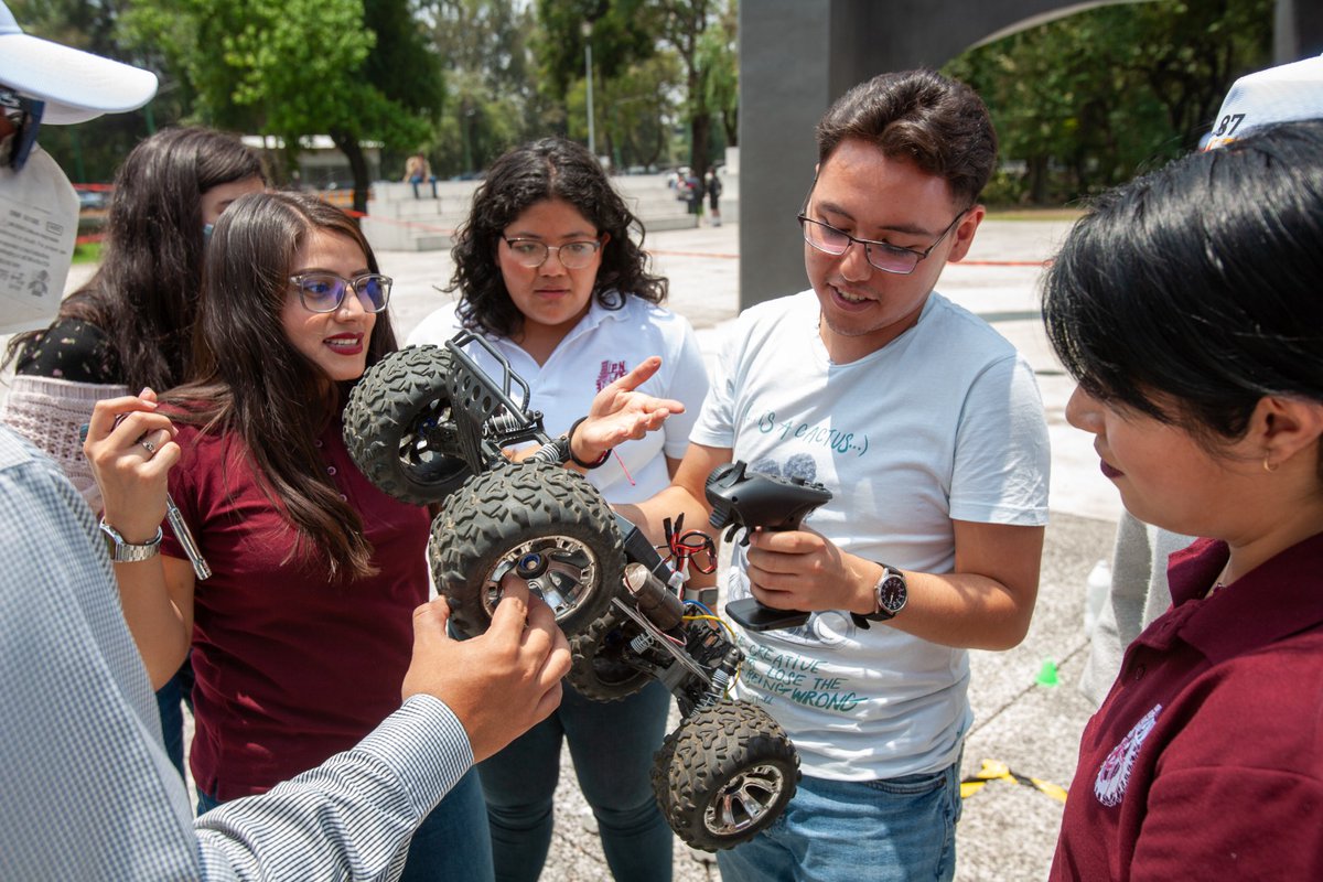 IPN_MX's tweet photo. #TalentoIPN | El prototipo de carro de carreras 🏁🏎️, de los estudiantes Néstor Flores y Edwin González de la @IpnUpiemOficial, fue el ganador de la Carrera #Fórmula87, donde participaron 9 equipos de nivel superior y 2 de nivel medio, quienes dejaron todo en la pista. #Huélum https://t.co/Eak10ZFEnU