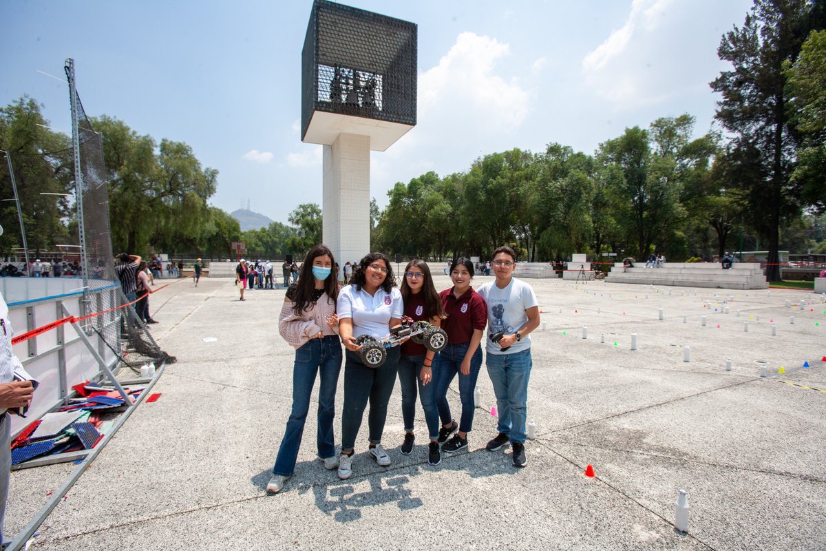IPN_MX's tweet photo. #TalentoIPN | El prototipo de carro de carreras 🏁🏎️, de los estudiantes Néstor Flores y Edwin González de la @IpnUpiemOficial, fue el ganador de la Carrera #Fórmula87, donde participaron 9 equipos de nivel superior y 2 de nivel medio, quienes dejaron todo en la pista. #Huélum https://t.co/Eak10ZFEnU