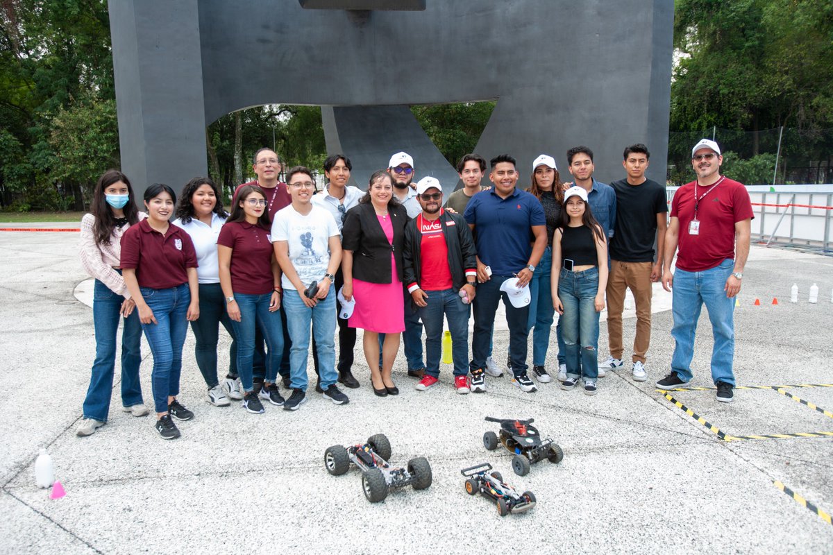 IPN_MX's tweet photo. #TalentoIPN | El prototipo de carro de carreras 🏁🏎️, de los estudiantes Néstor Flores y Edwin González de la @IpnUpiemOficial, fue el ganador de la Carrera #Fórmula87, donde participaron 9 equipos de nivel superior y 2 de nivel medio, quienes dejaron todo en la pista. #Huélum https://t.co/Eak10ZFEnU