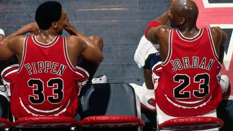 Scottie Pippen:

"Estatisticamente, LeBron James será o maior maior jogador na história do basquete. Eu vi Michael Jordan jogar antes de eu chegar no Bulls, vocês viram, ele era um jogador horrível, um jogador horrível de se jogar junto. Era só 1v1, tentando arremessos ruins. Aí