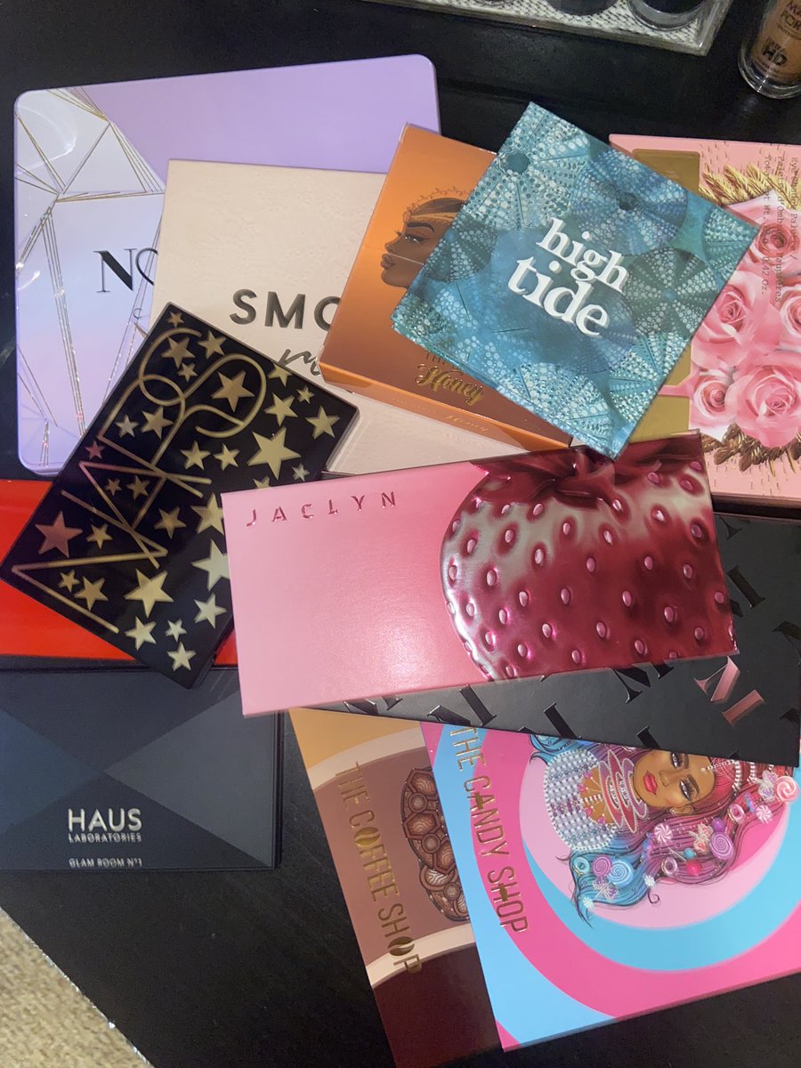 IAmRedSonya's tweet photo. Load ‘em up, sis! 😍🥰 #BeautyIsMyThing #MUAHere #LicensedThirteenYears #MUALife 💋💄🎨 https://t.co/30jxlRIa5e