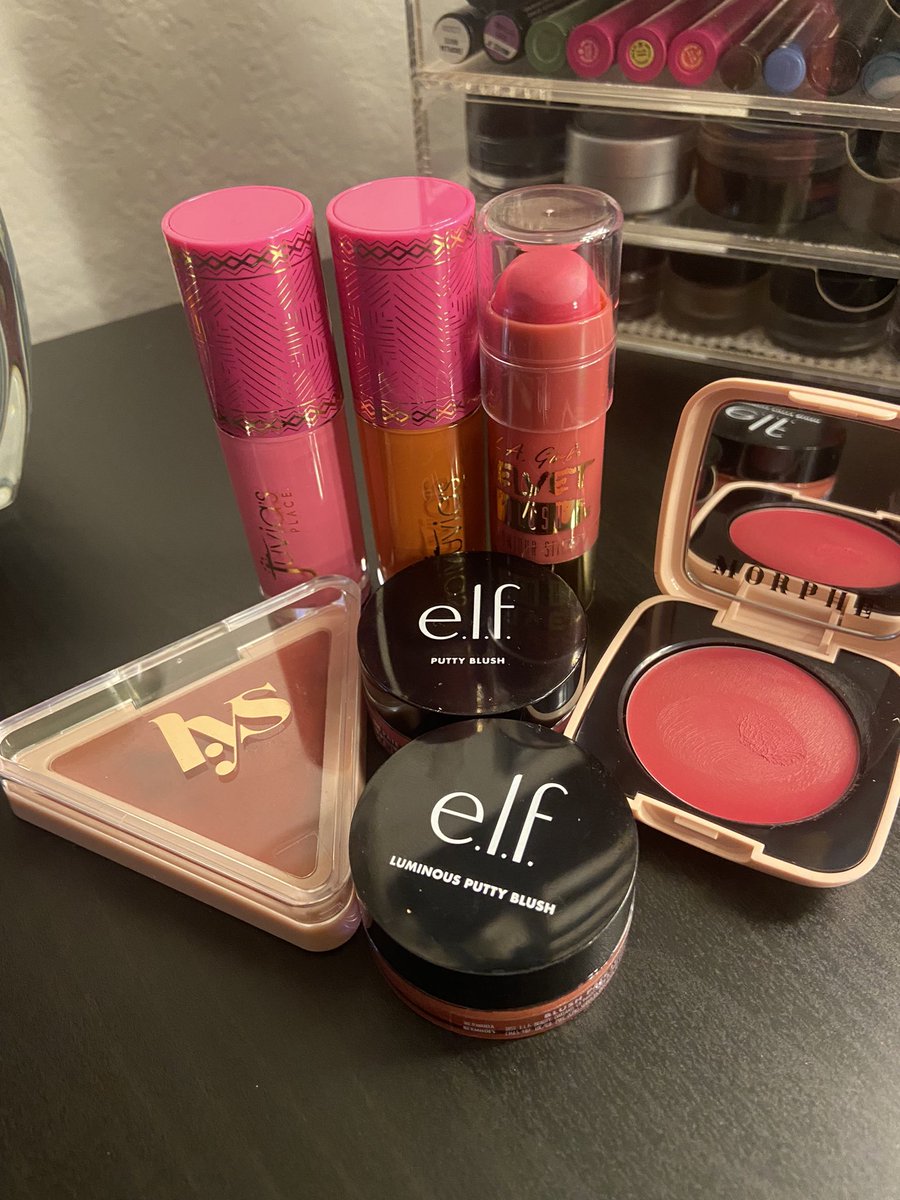 IAmRedSonya's tweet photo. Load ‘em up, sis! 😍🥰 #BeautyIsMyThing #MUAHere #LicensedThirteenYears #MUALife 💋💄🎨 https://t.co/30jxlRIa5e