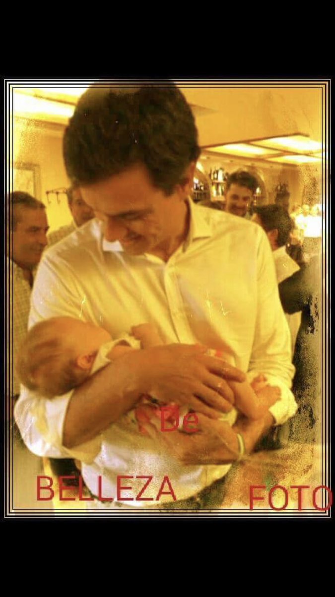 JAragonAriza's tweet photo. Esta noche, he vivido una bonita historia, la 1 foto cn@sanchezcastejon fue en su presentación en Granada, a las primarias dl @PSOE la niña q tiene en sus brazos, se llama LIBERTAD!! Y hoy, la he vuelto a ver, en Churriana, en el mitin dl @psoechurrianav El domingo, es su cumple https://t.co/MbVQKgGigR