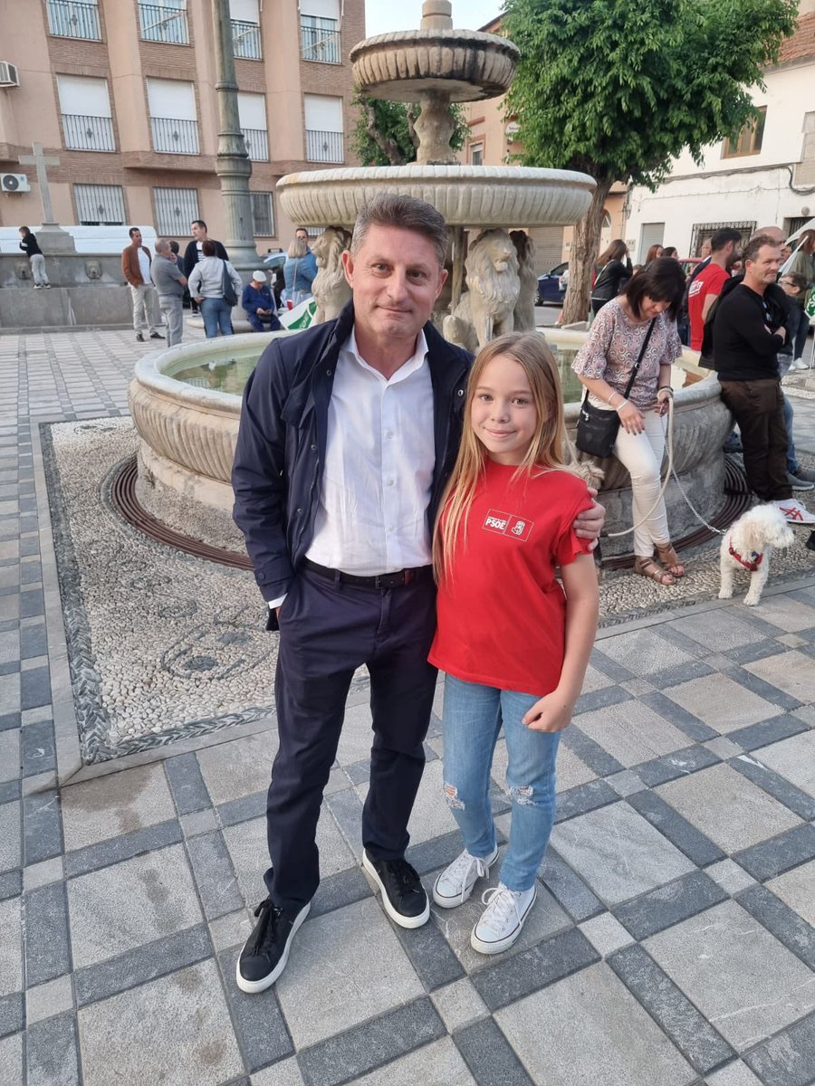 JAragonAriza's tweet photo. Esta noche, he vivido una bonita historia, la 1 foto cn@sanchezcastejon fue en su presentación en Granada, a las primarias dl @PSOE la niña q tiene en sus brazos, se llama LIBERTAD!! Y hoy, la he vuelto a ver, en Churriana, en el mitin dl @psoechurrianav El domingo, es su cumple https://t.co/MbVQKgGigR