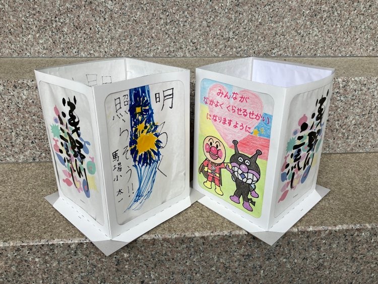dyhwlBXlH45yCw4's tweet photo. 運営本部での準備の状況です。
この状態から、タッカーで木枠に
取り付けます。
https://t.co/tEKt3IrVjP
#浅野川
#浅野川三流し
#主計町
#灯ろう流し
#笹流し
#七つ橋わたり
#金沢旅行
#金沢
#FiveColors https://t.co/Vb6yxDyaj1