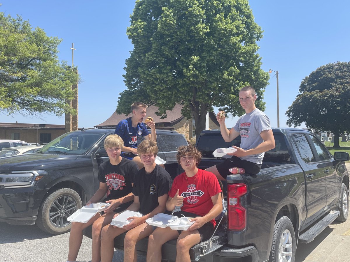 CattleDriveCB's tweet image. Enjoyed having a few of the ⁦@TreynorNation⁩'s state qualifying soccer team stop by!  Good luck next week!!