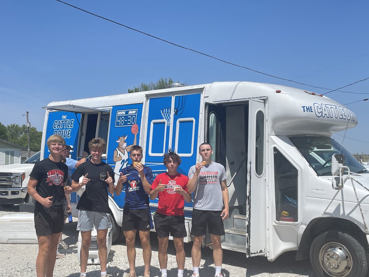 CattleDriveCB's tweet image. Enjoyed having a few of the ⁦@TreynorNation⁩'s state qualifying soccer team stop by!  Good luck next week!!
