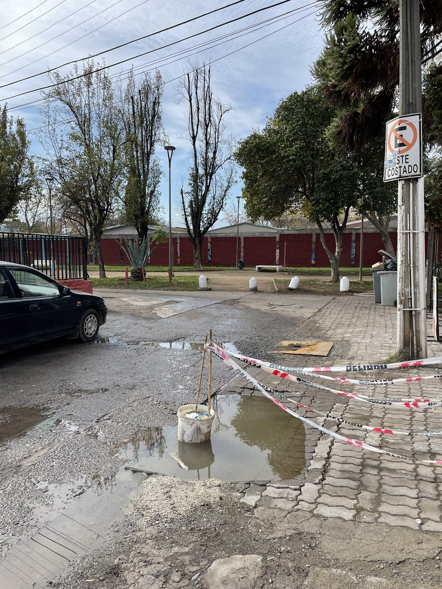 AleGutiiz's tweet photo. @essbio por favor necesitamos que vengan a revisar trabajo realizado por ustedes mismos de reposición de adoquines! El hoyo ya tiene unos 50 cms de profundidad, agua de filtración y por aquí circulan peatones y vehículos! Ingresamos los reclamos pero no pasa nada!! https://t.co/ep3G0Q4Y7Y