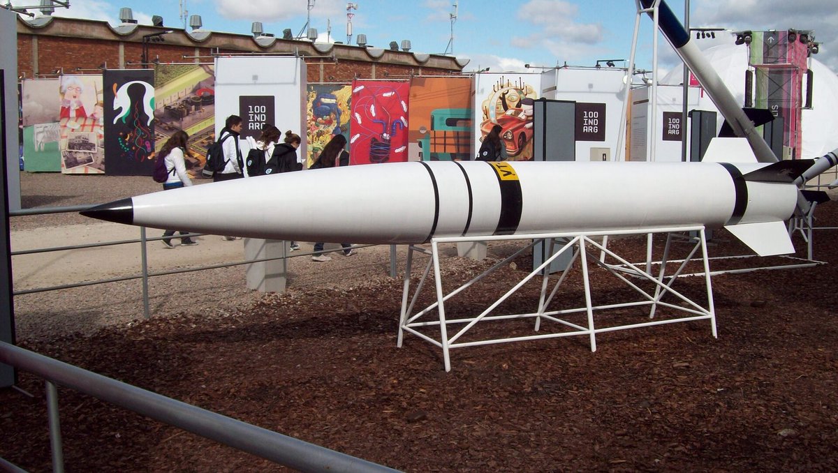 Misil de largo alcance, Fuerzas Armadas, Malvinas, Egipto, Irak, Sadam Husein, Gadafi, Alfonsín, yankees, ingleses y una planta secreta con tecnología de punta en un pueblito de Córdoba.

TODO ESTO Y MÁS: La historia del CONDOR II.