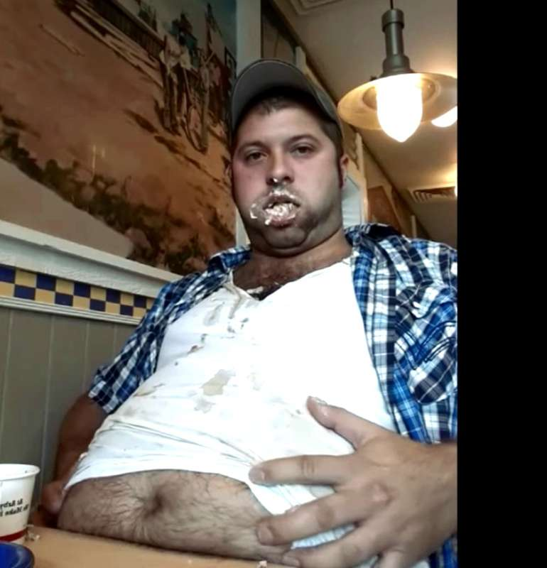 kingassripper2's tweet photo. @PalmoliveLol @IpadKidMai @braindeadcabba me after eating 10 cheese burgers, 4 hush puppies, 1 french dip from arby's, 2 large cokes, and 1 medium shake https://t.co/2PRgI6hH5J